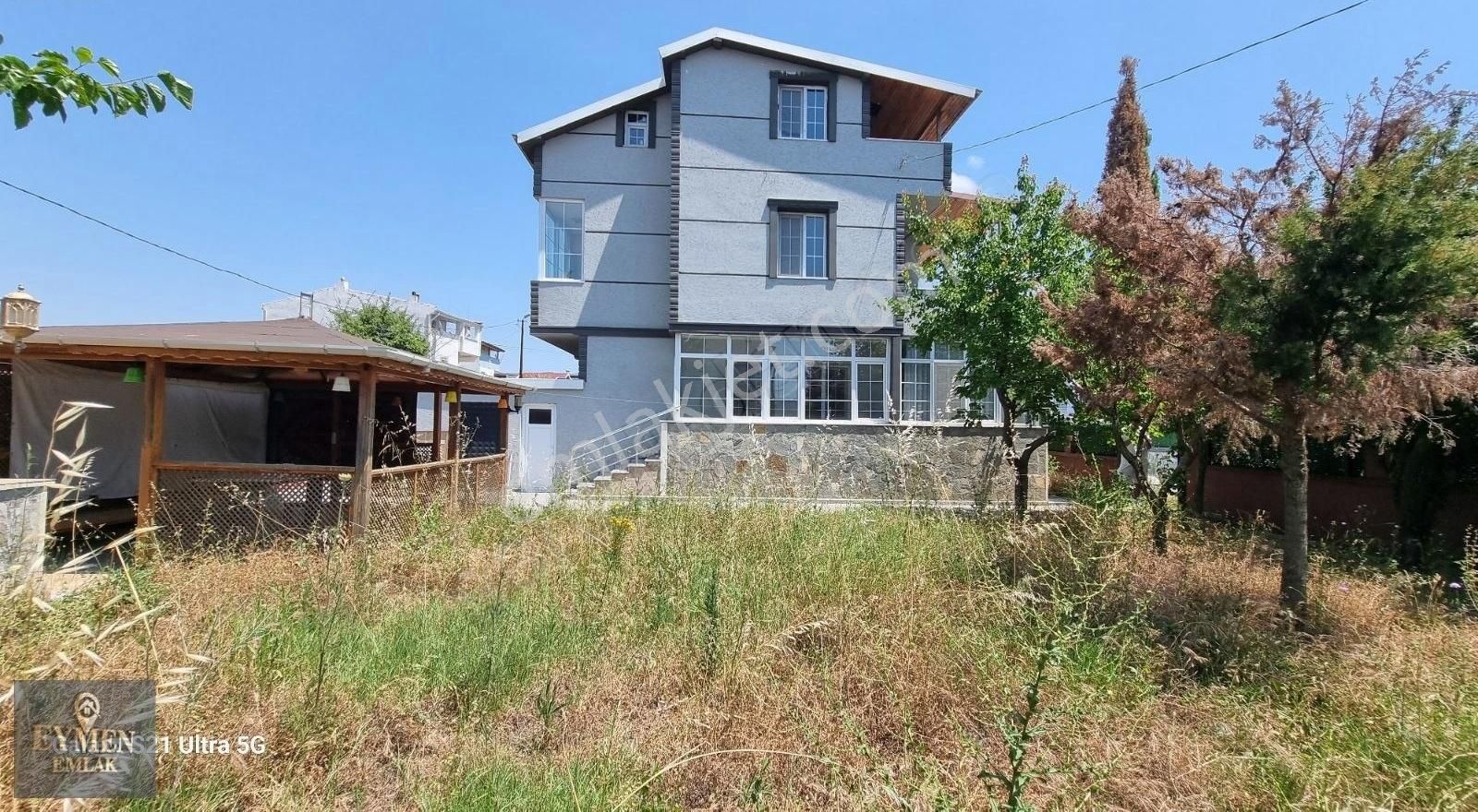 Köşe Başında Bahçe Duvarlı Meyve Ağaçları Ve Kamelyalı Arsa - Görsel 22