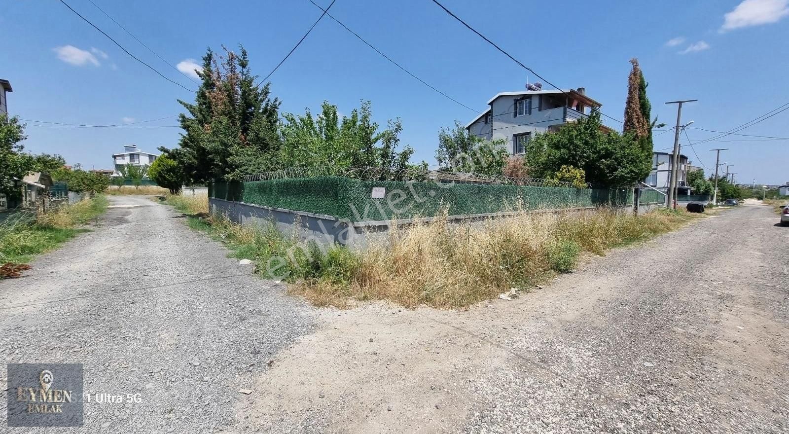 Köşe Başında Bahçe Duvarlı Meyve Ağaçları Ve Kamelyalı Arsa - Görsel 24