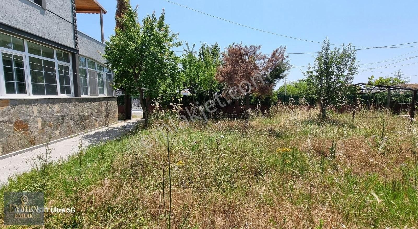 Köşe Başında Bahçe Duvarlı Meyve Ağaçları Ve Kamelyalı Arsa - Görsel 3