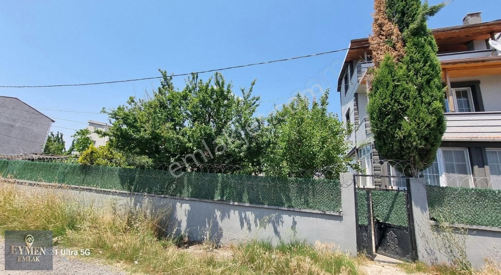 Köşe Başında Bahçe Duvarlı Meyve Ağaçları Ve Kamelyalı Arsa - Görsel 8
