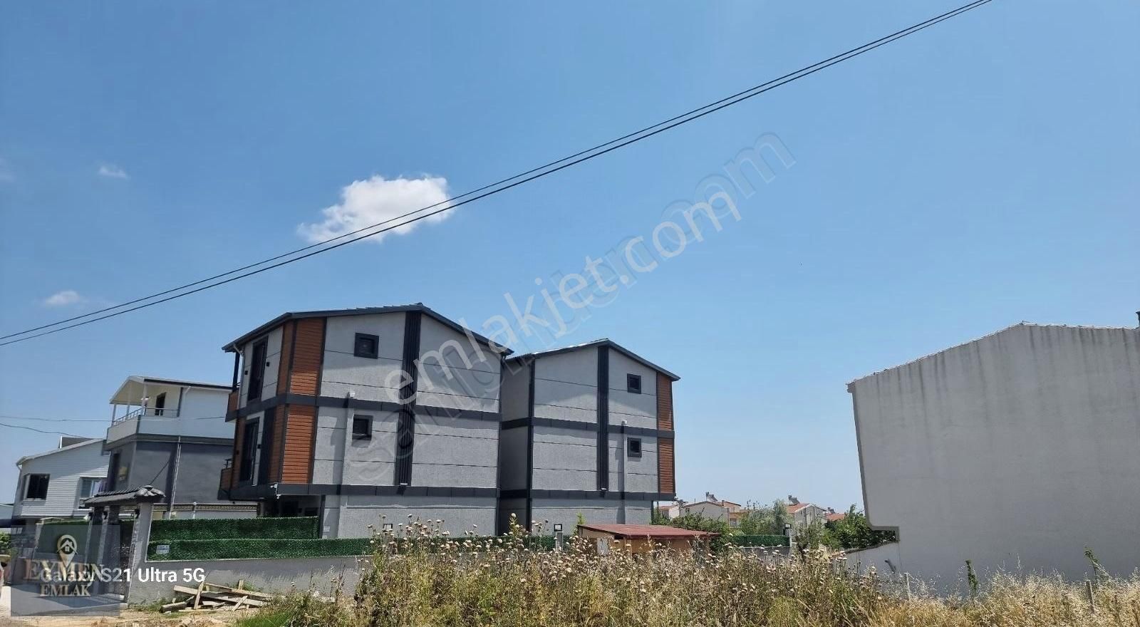 Köşe Başında Bahçe Duvarlı Meyve Ağaçları Ve Kamelyalı Arsa - Görsel 2