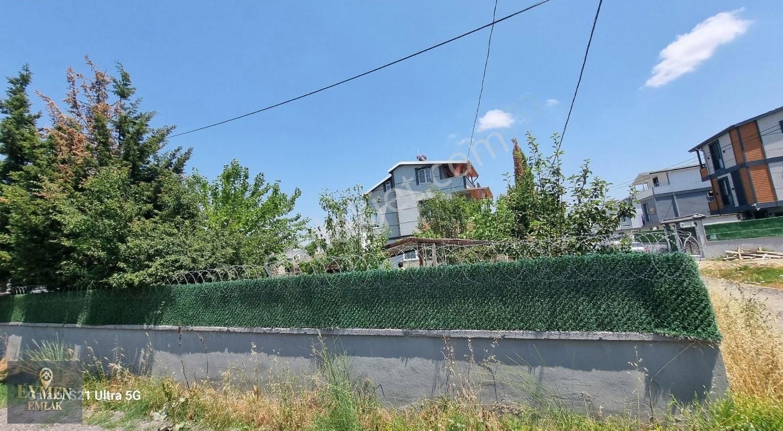 Köşe Başında Bahçe Duvarlı Meyve Ağaçları Ve Kamelyalı Arsa - Görsel 16