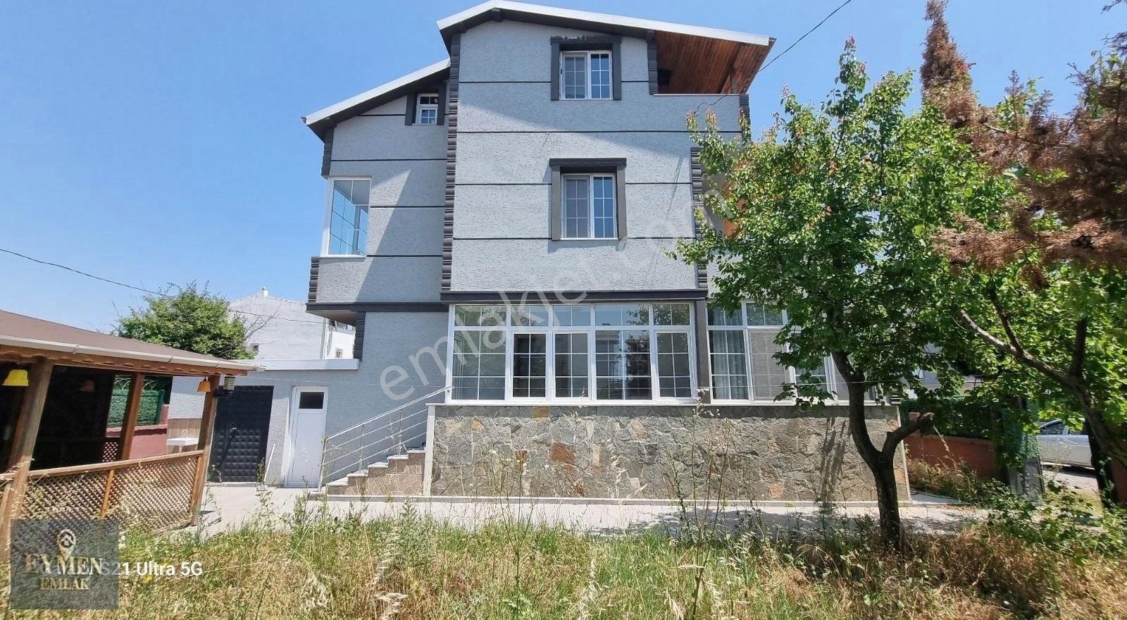 Köşe Başında Bahçe Duvarlı Meyve Ağaçları Ve Kamelyalı Arsa - Görsel 18