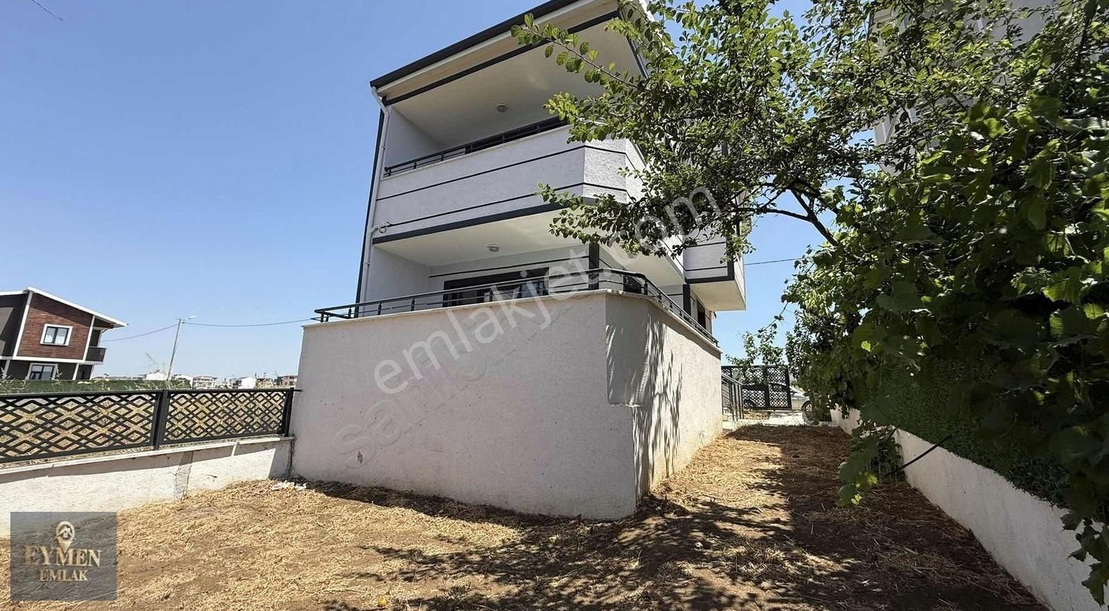 ▃▅▇ Eymen Emlak ▇▅▃ Geniş Bahçeli Merkezi Konumda İskanlı Villa