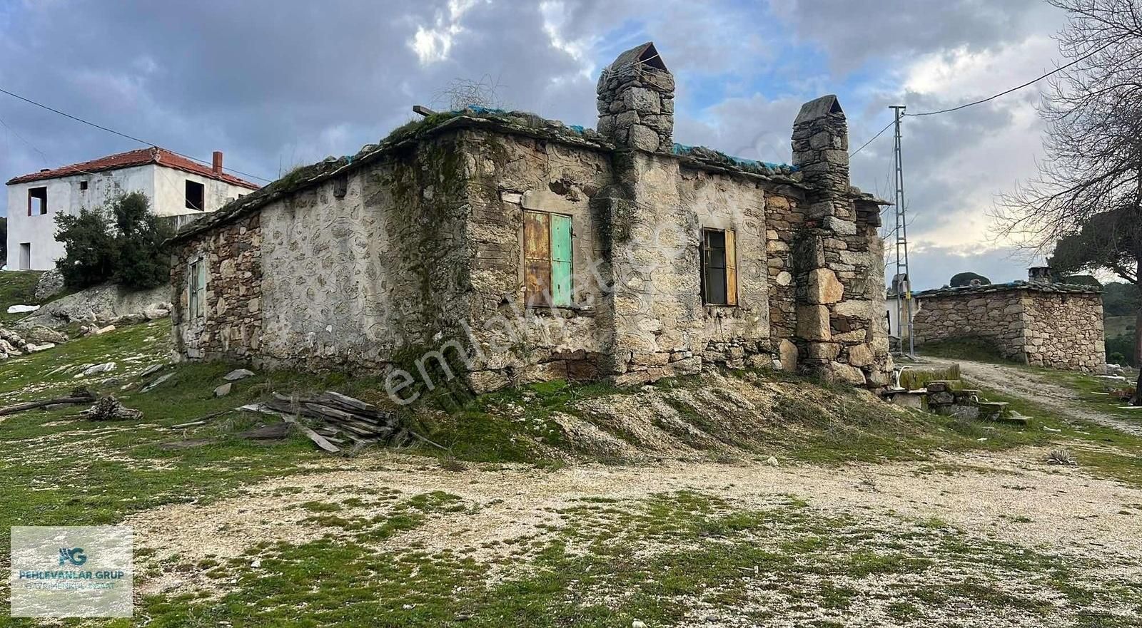 Akkovanlık Mahallesinde Eski Taş Ev Ve Bahçesi