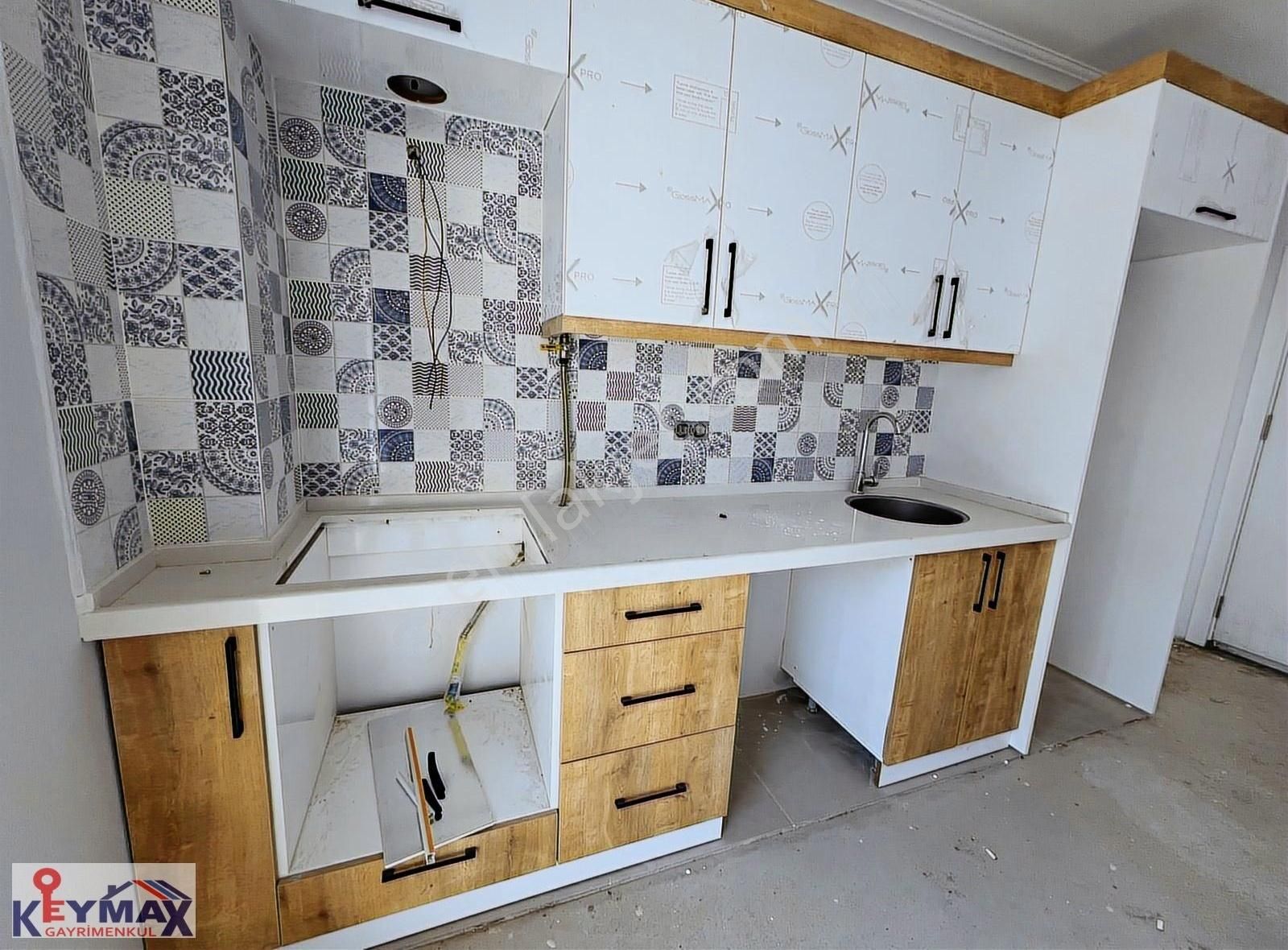 Çiğlinin Tam Merkezinde Satılık Sıfır 1+1 Balkonlu Arakat Daire