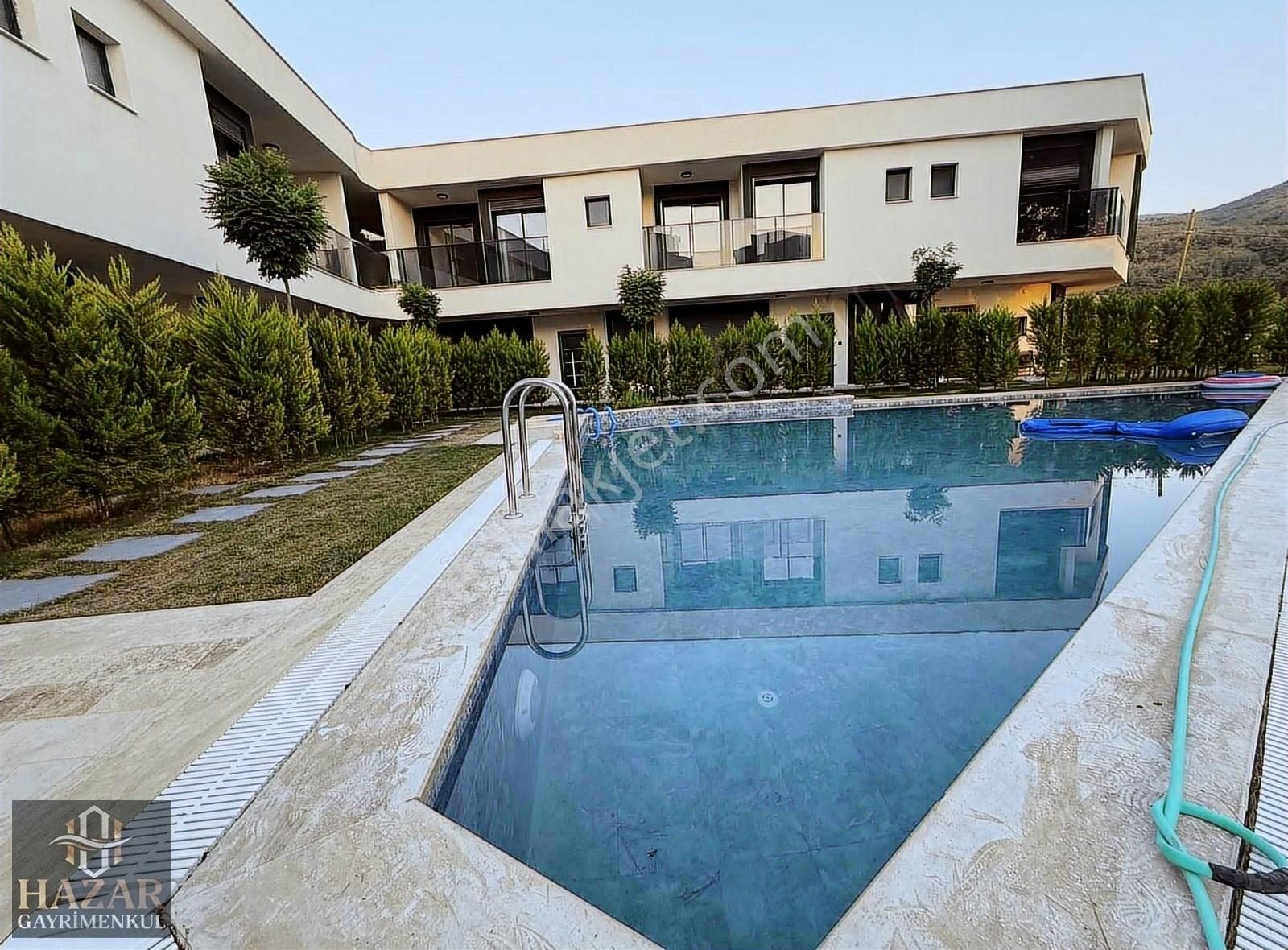 Kuşadası Davutlar'da Satılık Havuzlu Sitede 4+1 Sıfır Villa