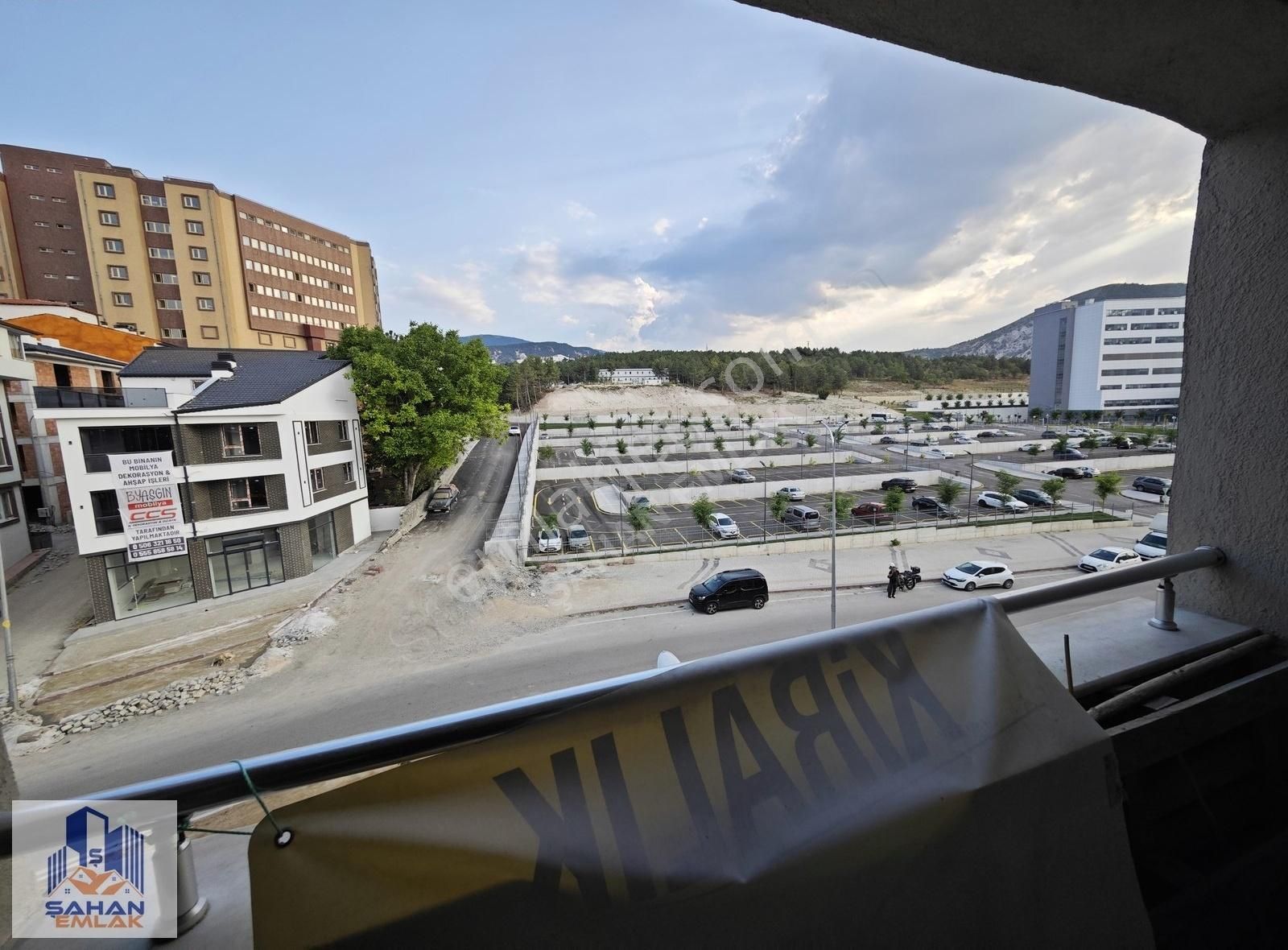 Şahan'dan Şehir Hastahanesine Yakın Cadde Üzeri Satılık Daire