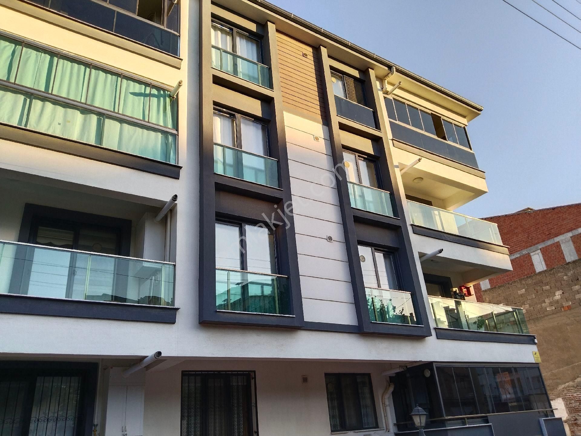 *fırsat*şehir Merkezi Asansörlü Doğalgazlı Kapalı Mutfak 3+1 Geniş Daire Satılık
