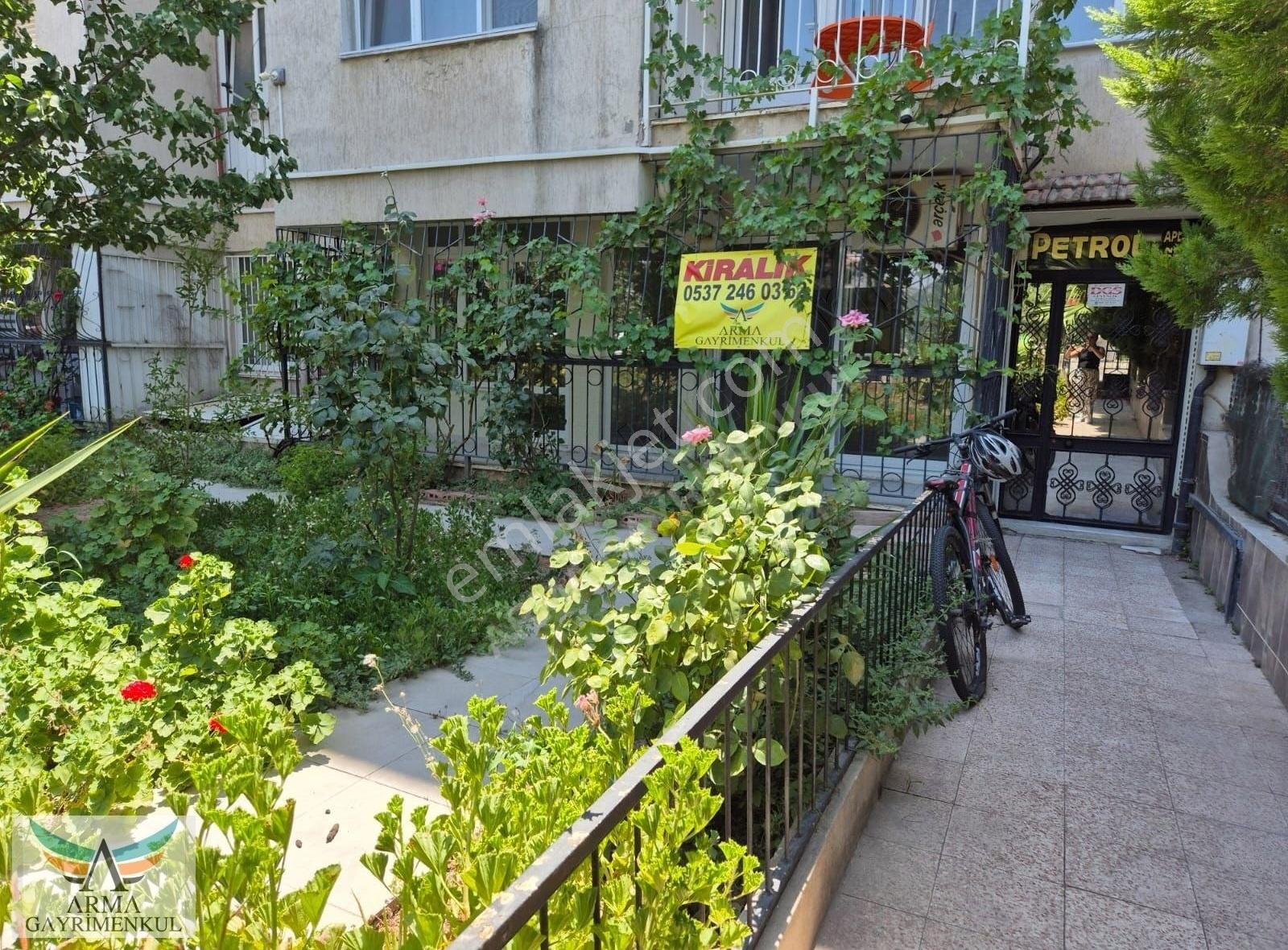 Bostanlı'da Anadolu Lisesi Karşısında Giriş Kat Kiralık 2+1