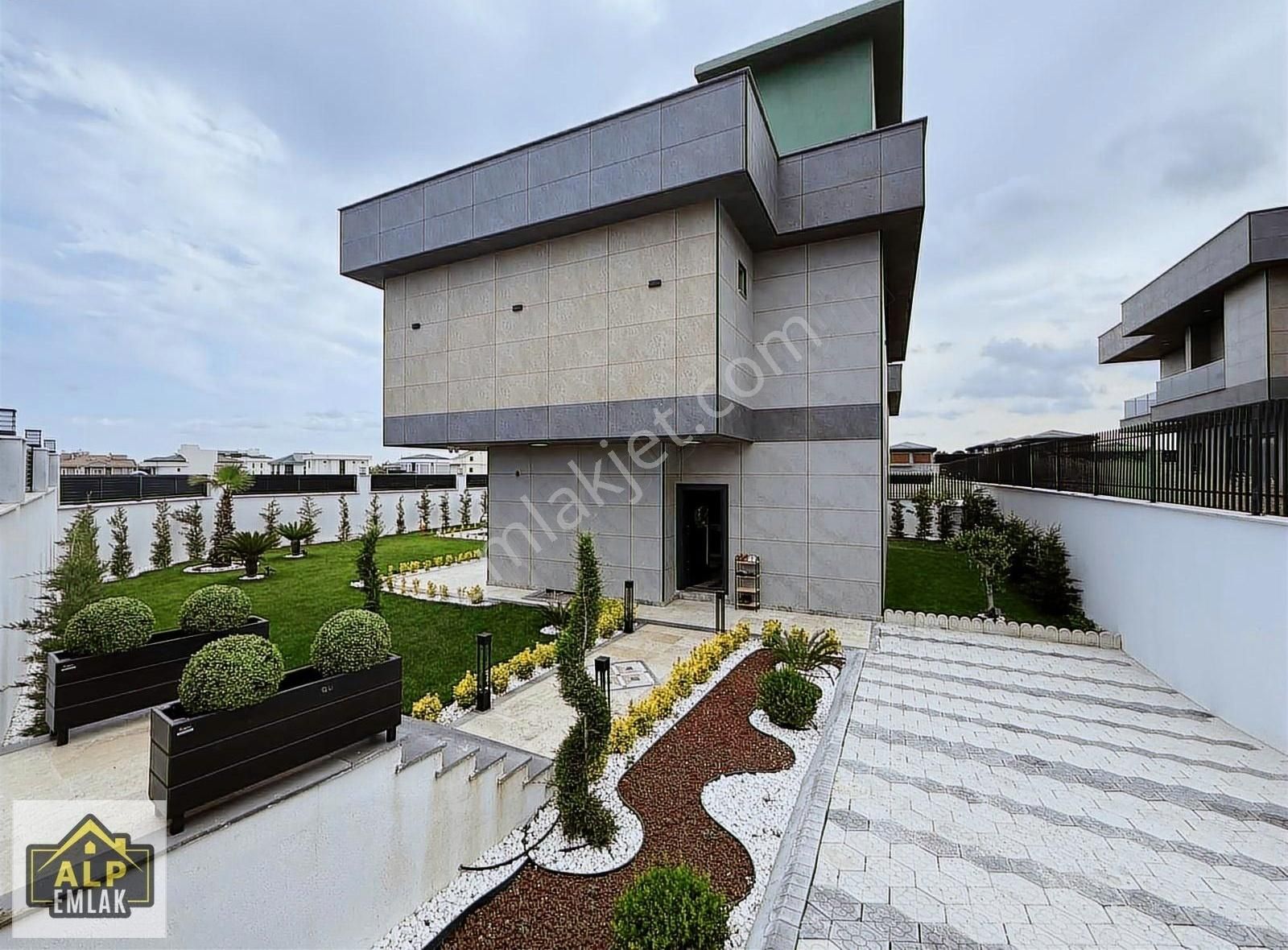 Celaliye'de Özel Projeden 6+2 Odalı Deniz Manzaralı Lux Villa