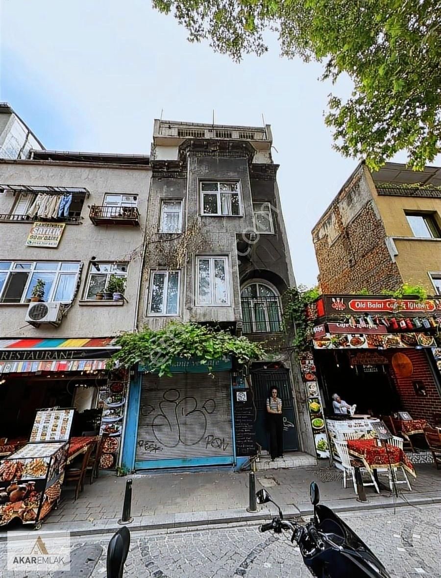 Fener Vodina Caddesinde, Çift Cepheli Cumbalı Bina - Görsel 3