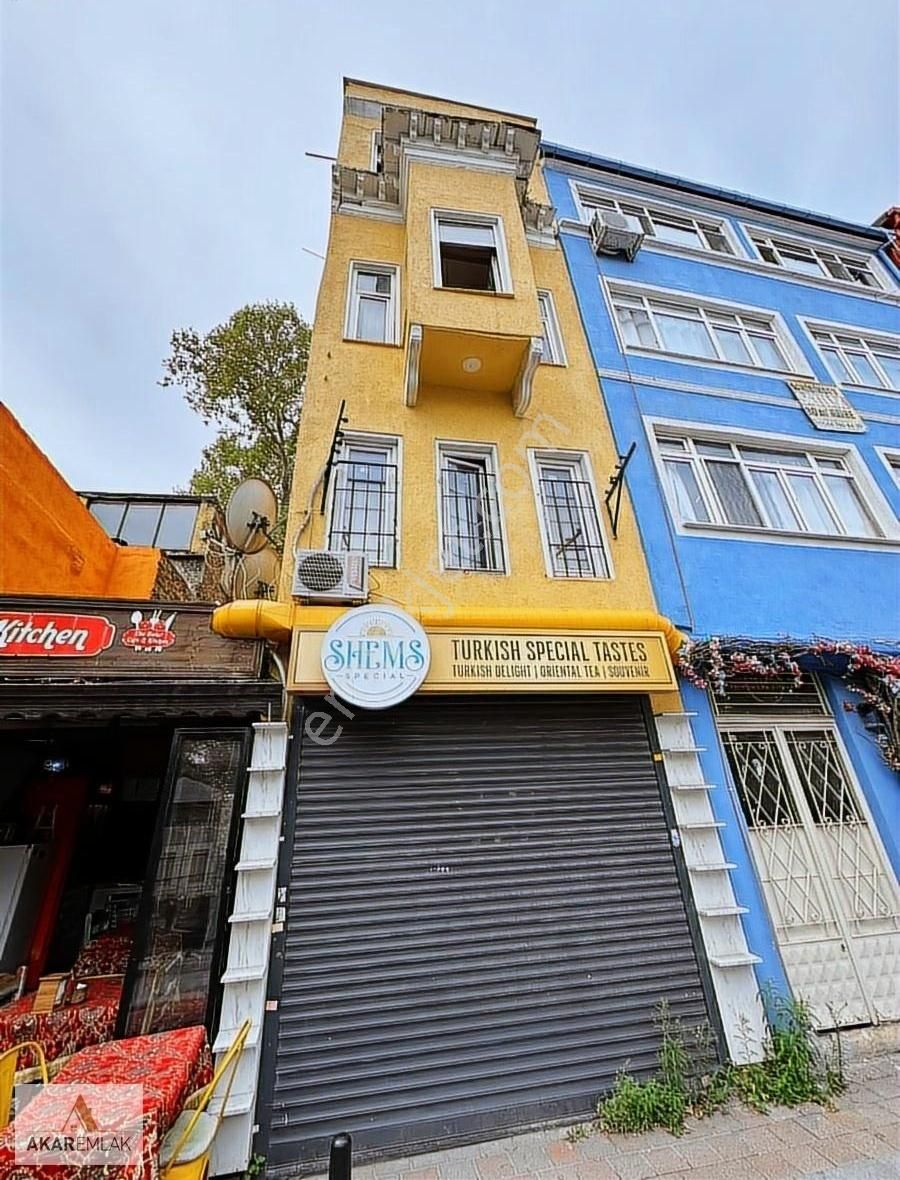 Fener Vodina Caddesinde, Çift Cepheli Cumbalı Bina - Görsel 11