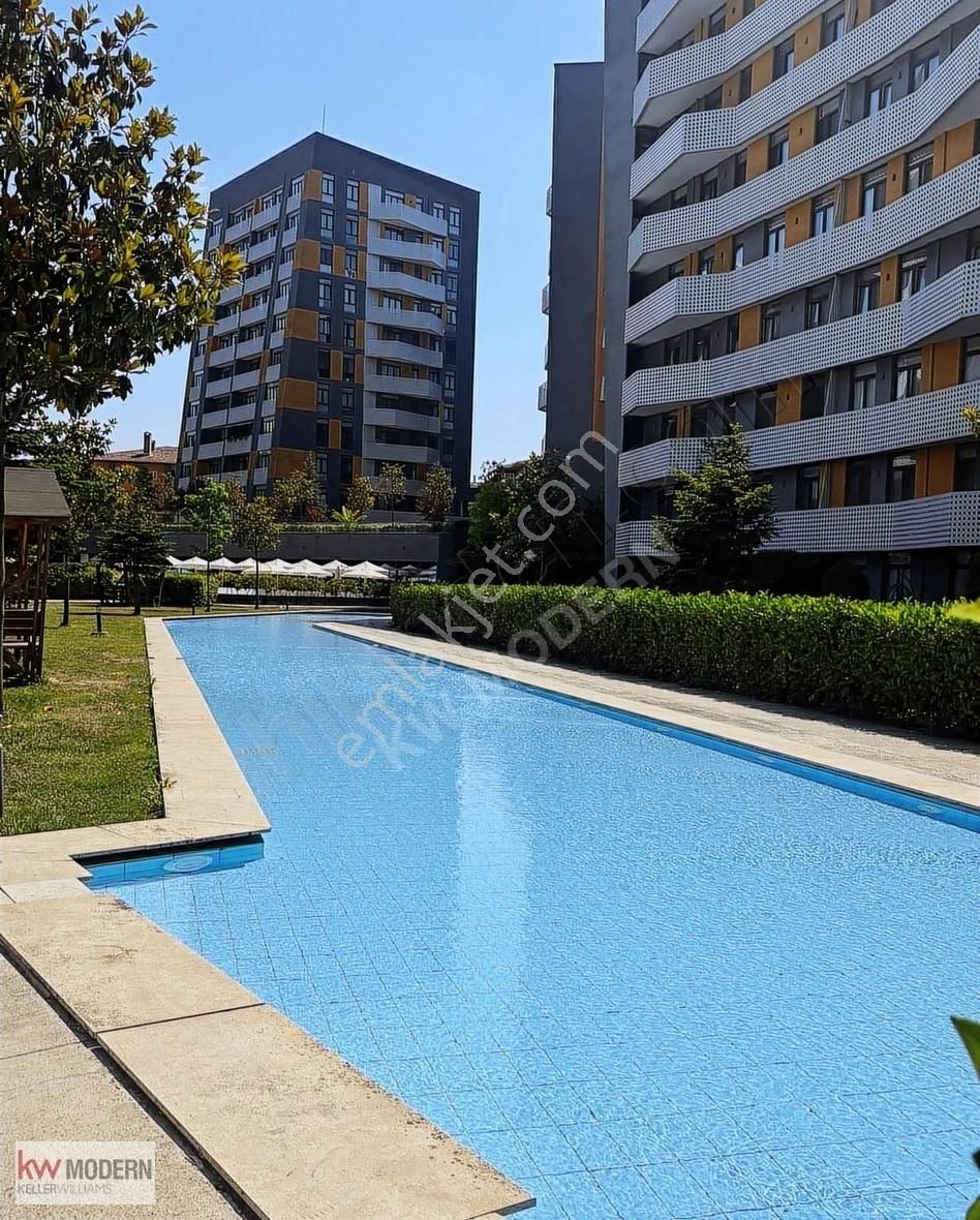 Sancaktepe Selçuklu Vadi'de Havuz Cepheli Kiralık 2+1 Daire