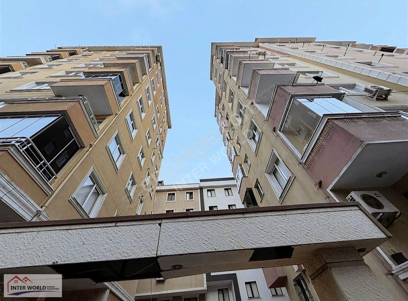 Üç Cepheli Metro Yakını Ultra Geniş 2+1 Otoparklı Balkonlu