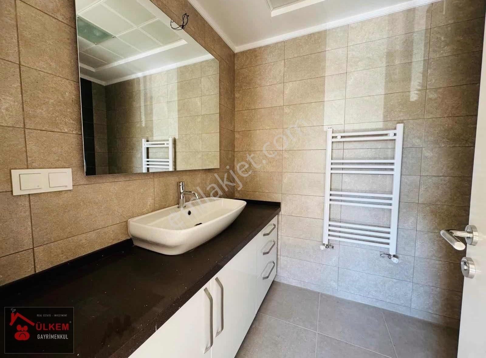 Kuşadası Satılık 2 Daire 1 Dükkan Tek Tapu Lüks Site - Görsel 24