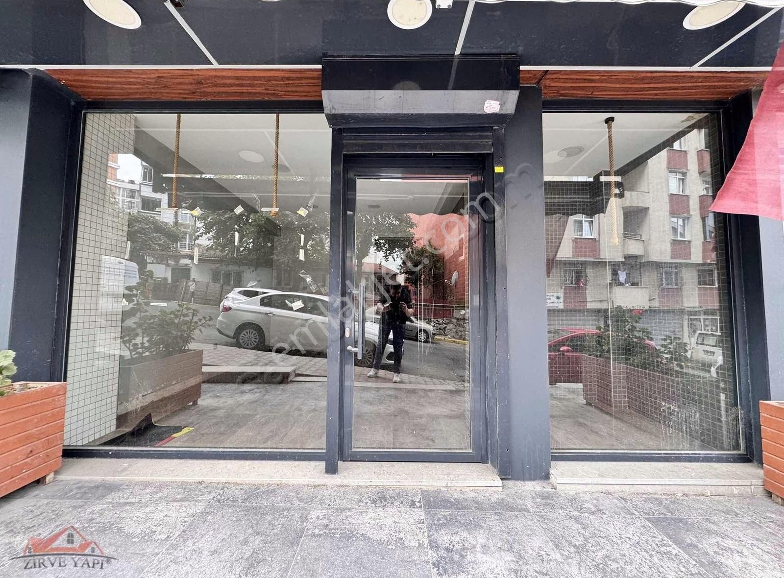Eyüpte Yeni Bina Güvenlikli Site Altında 50m2 Düz Giriş 25.000tl