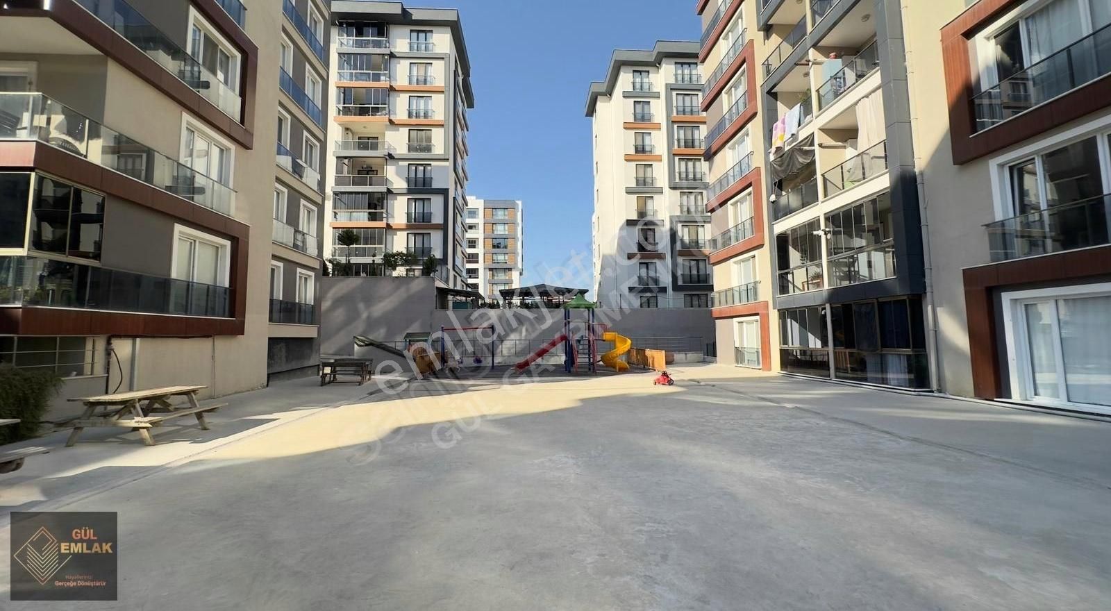 Silivri Site Ferah Ebeveyn Banyolu Otoparklı 3+1 Satılık Daire