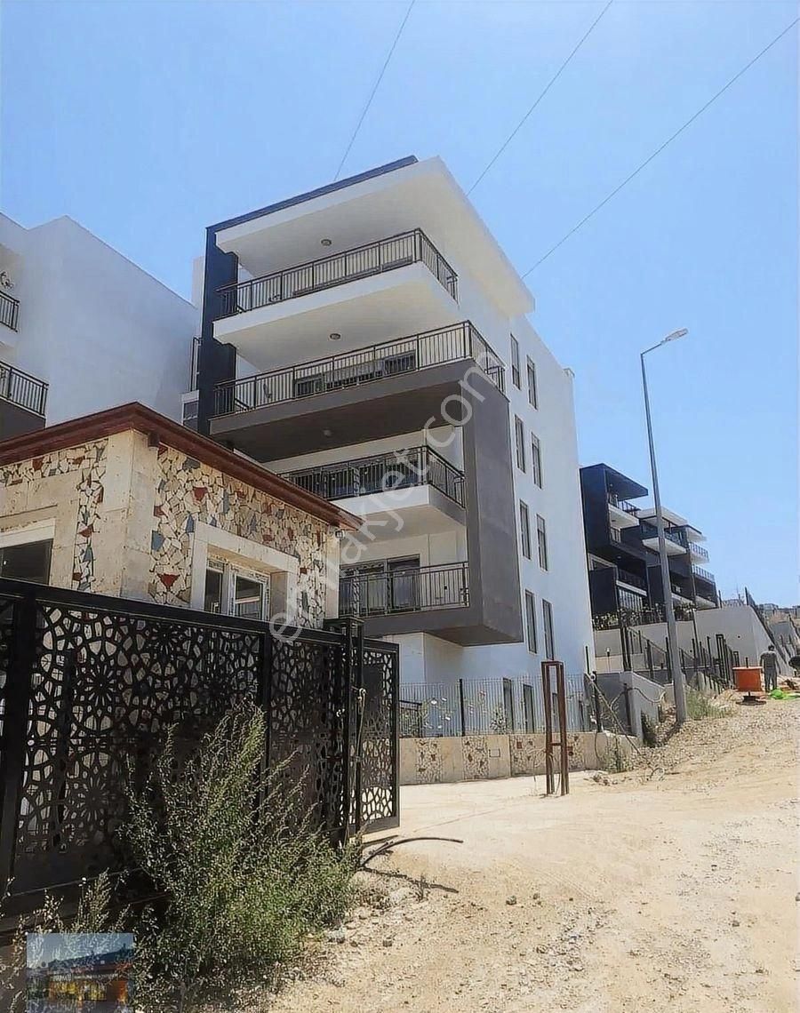 Kuşadası Nda Deniz Manzaralı Sıfır Havuzlu 3+1 Daire - Görsel 26