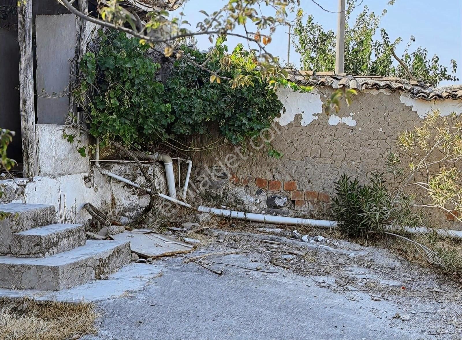 Kınık Yayakent Kasabasında 338 M2 Kargir Ev Ve Arsası
