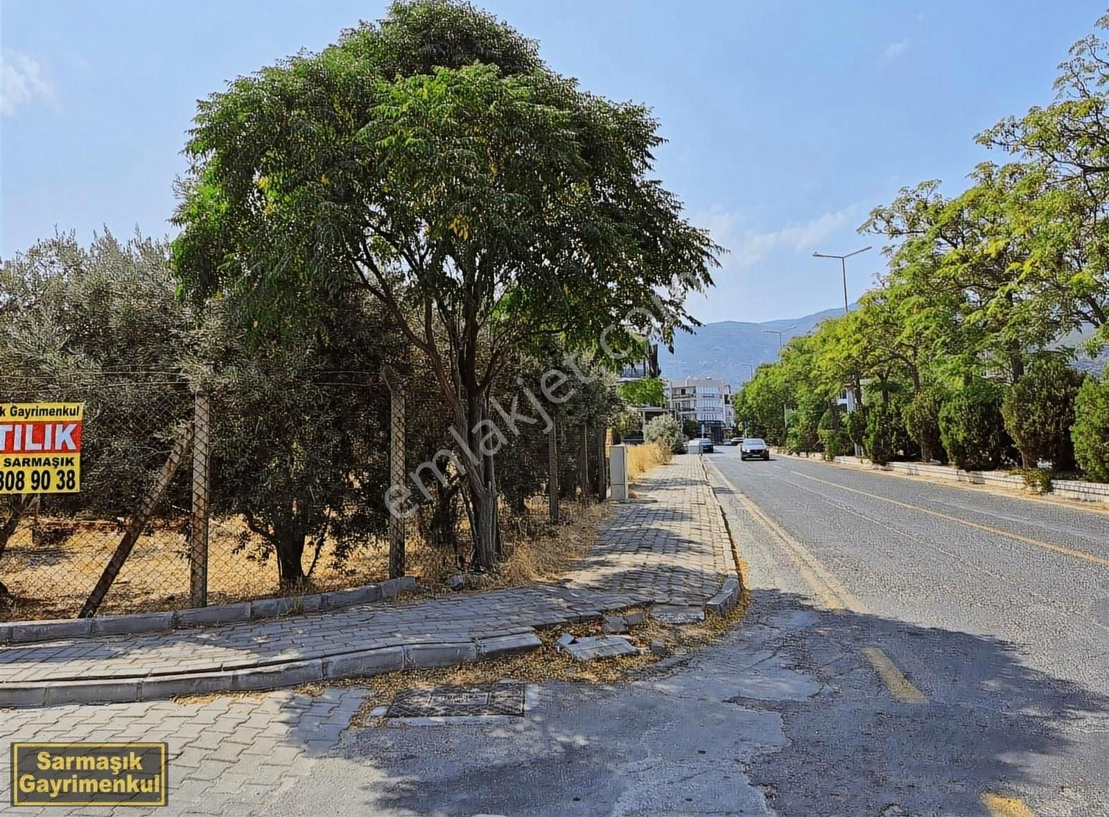 Davutlar"da 9 Daire Ve İki Dükkan Olan Satılık Arsa