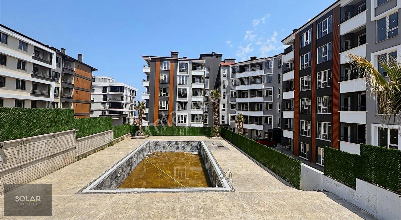 Atakum'da Açık Havuzlu Site İçerisinde 1+1 Satılık Daire