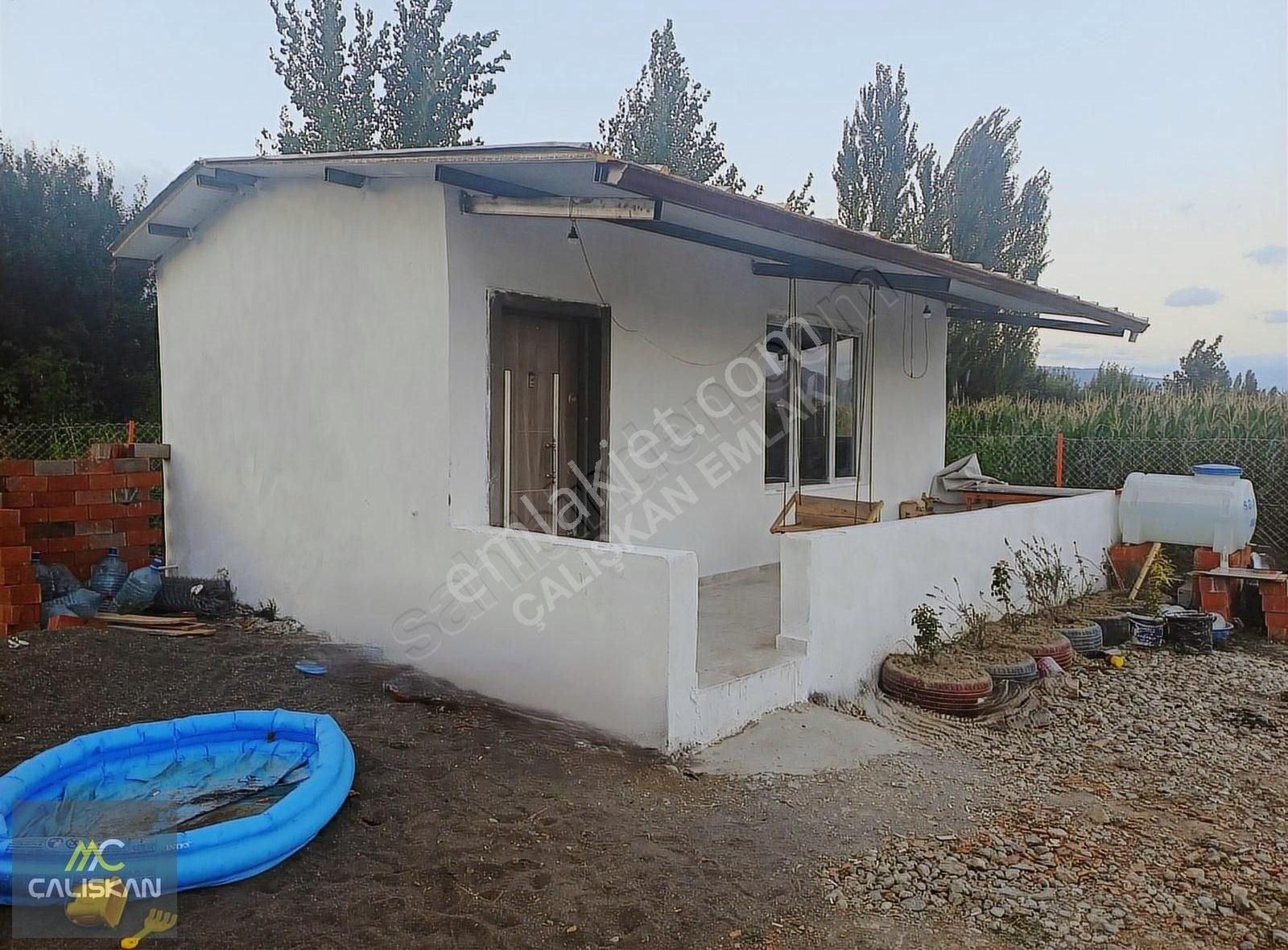 Emirseyit'te Satılık 2140 M2 Tarla Ve İçerisinde 42 M2 Bahçe Evi