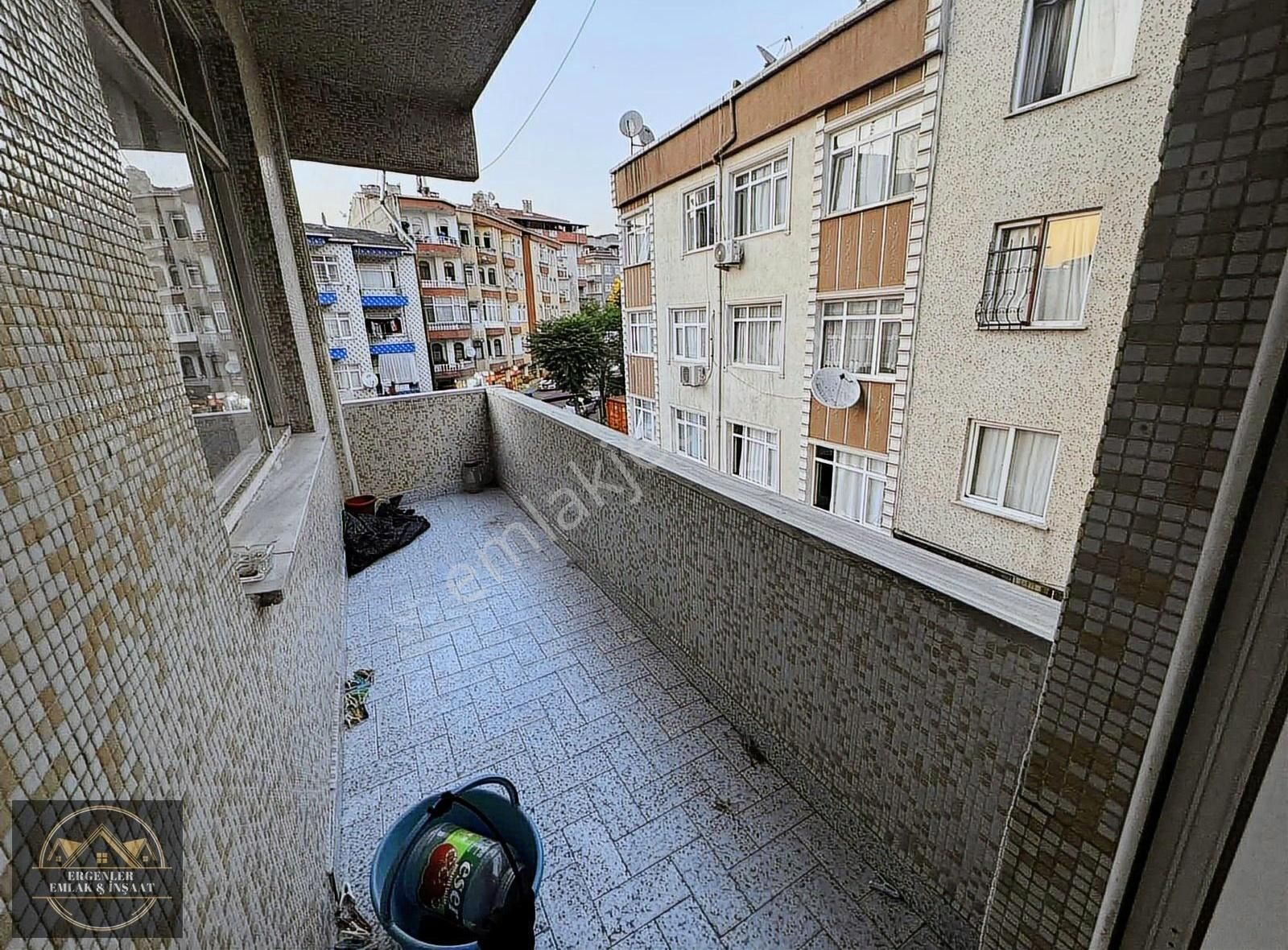 Ergenler Emlak'dan Merkezi Konumda Köşe Binada Kiralık Daire