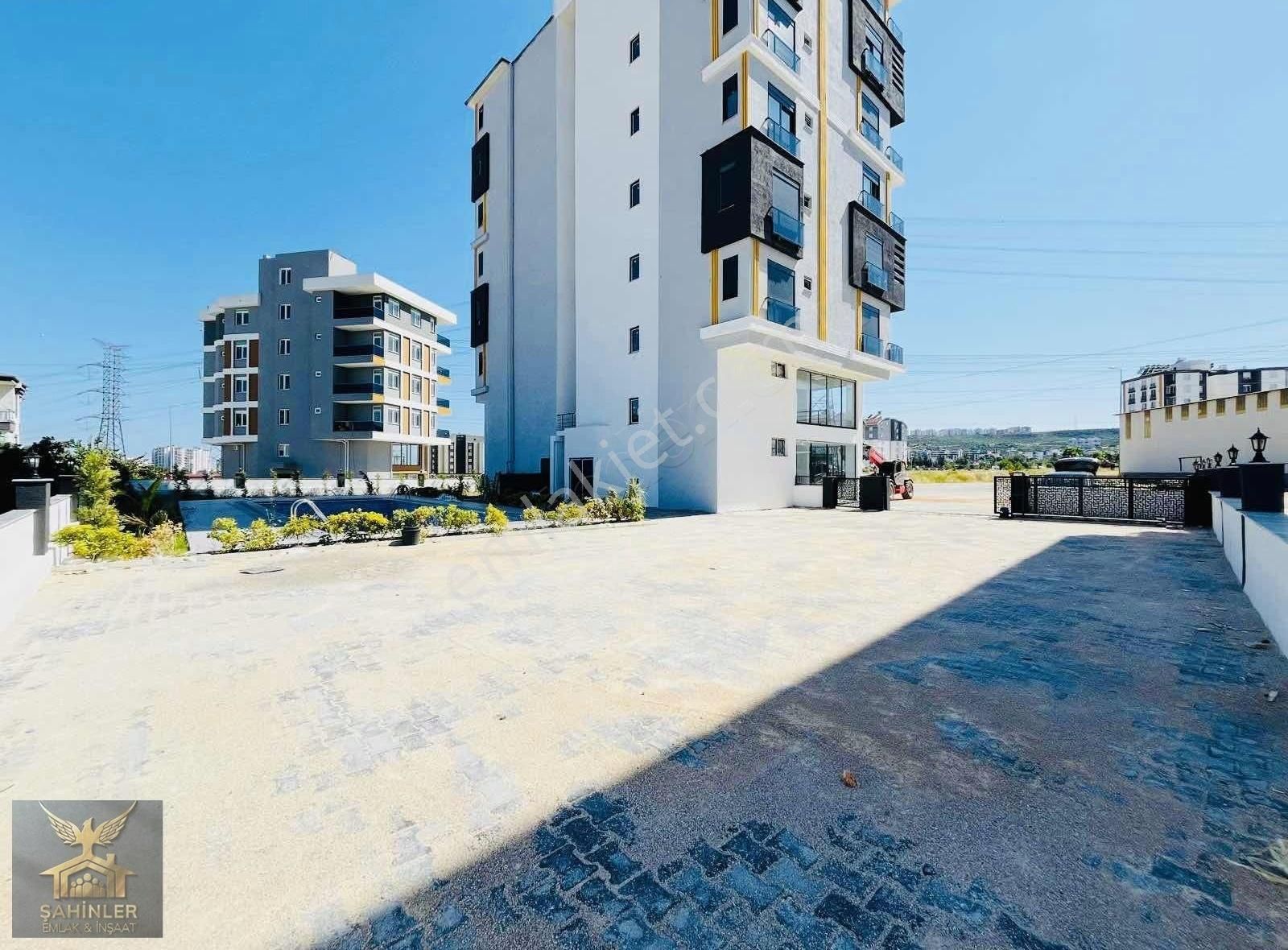 V.karşıyakada 1+1 Çok Geniş 70m2 Havuzlu Asansörlü Süper Daire