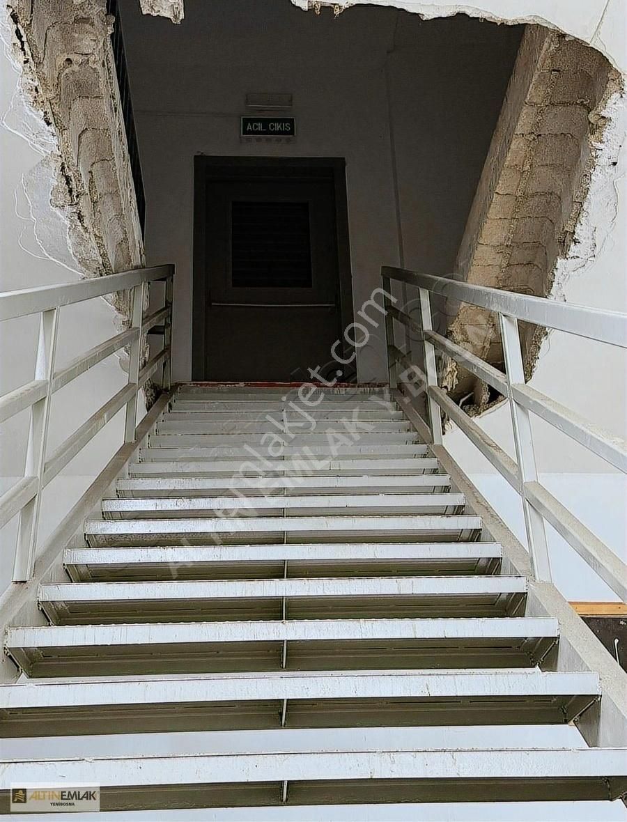 Yenibosnada İmalata Uygun 1500m2 İş Hanında 5m Tavan Yüksekliği
