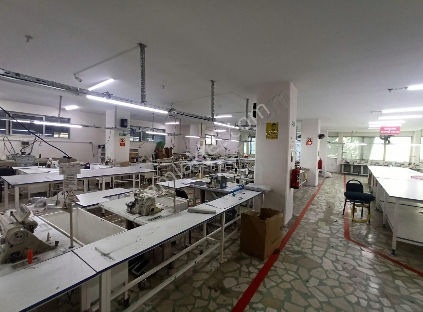 Yenibosna Merkez"de Kiralık 1. Kat Yük Asansörlü 450m2 Dükkan