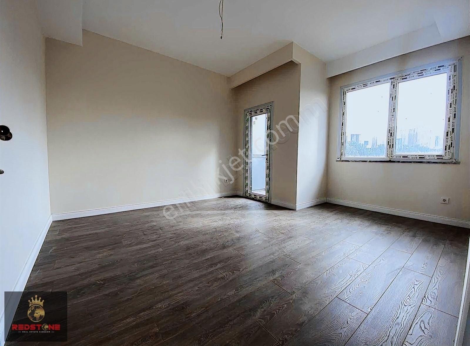 Büyükçekmece'de Deniz Manzaralı 4+2 Satılık Villa