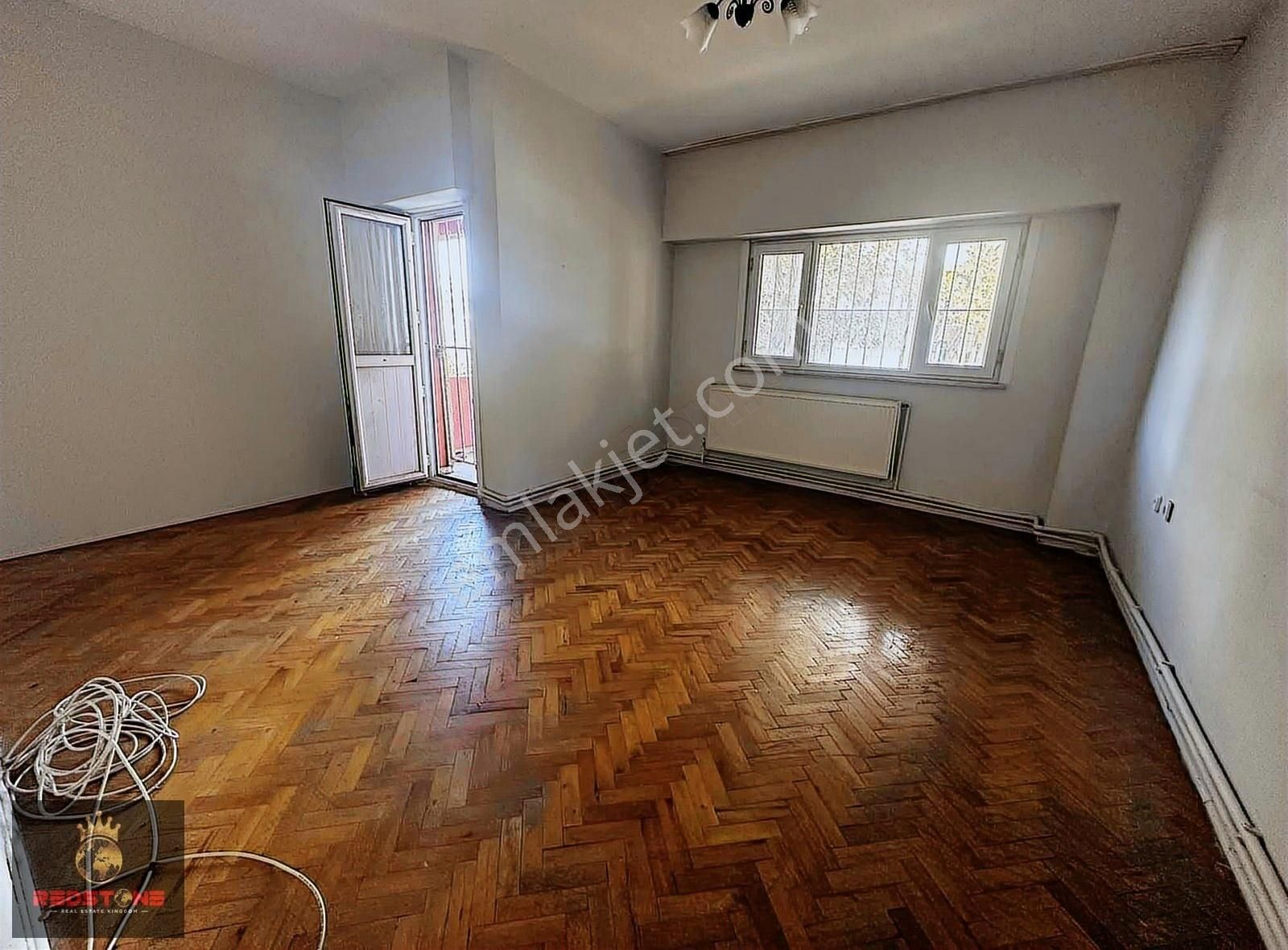 Büyükçekmece 19 Mayıs Mahallesi Köseoğlu Sitesinde Kiralık 2+1