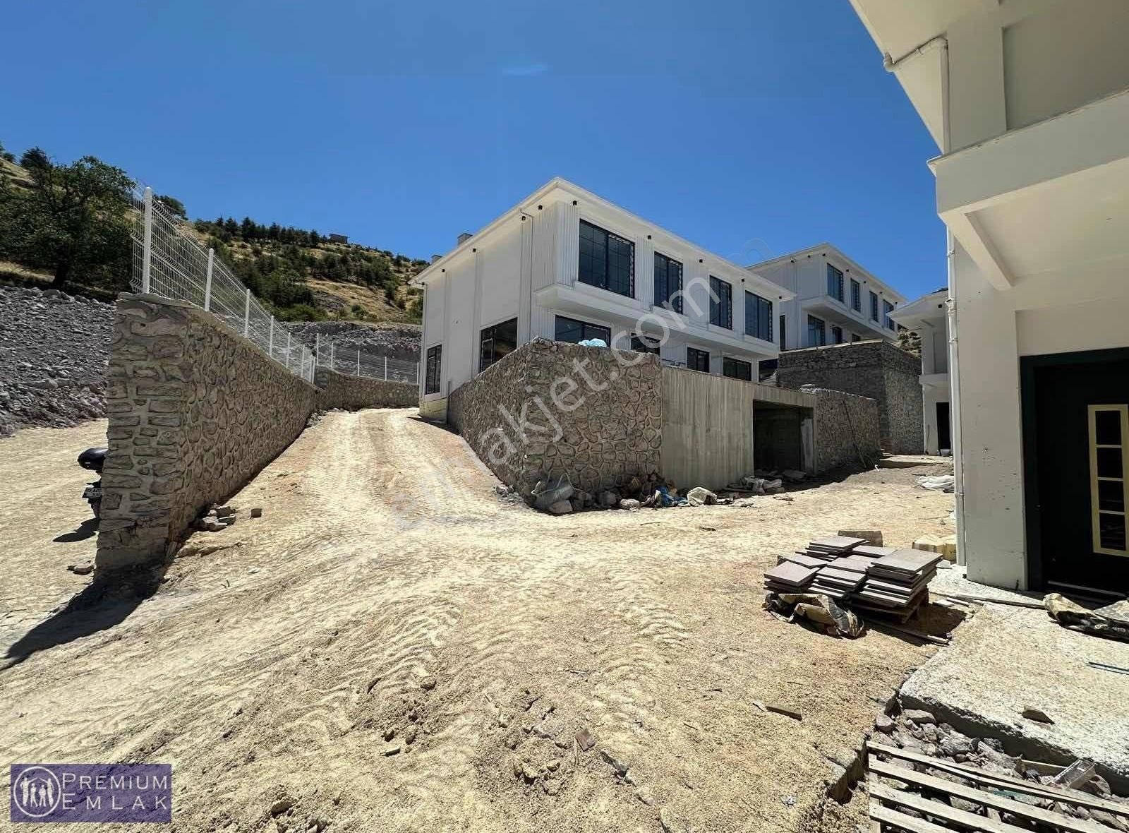 Premıum'da Site İçinde İçi Ful Yapılı Satlık Lüx Dublex Villalar