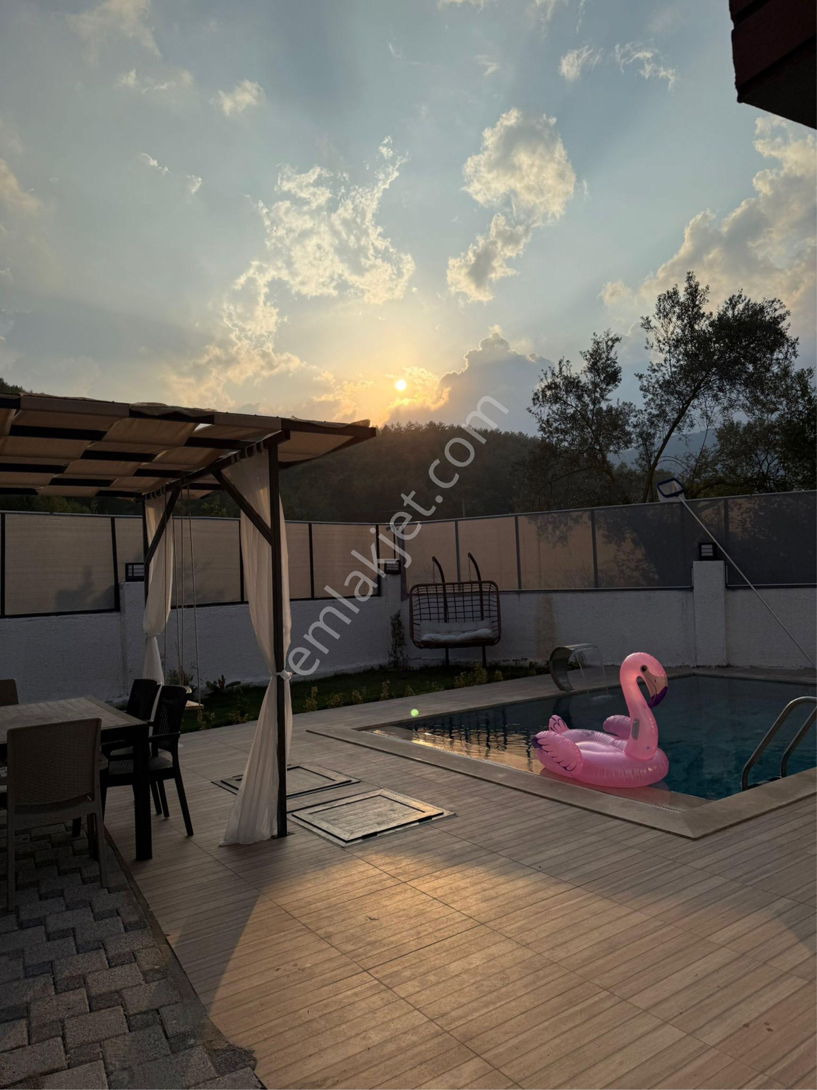 İncirköy’de 3+1 Mustakil Havuzlu Eşyalı Villa Satılık - Görsel 17