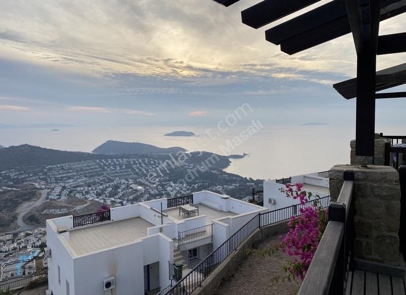 Gümüşlük'te Havuzlu Güvenli Site Geniş Deniz Manzaralı 2+1 Daire