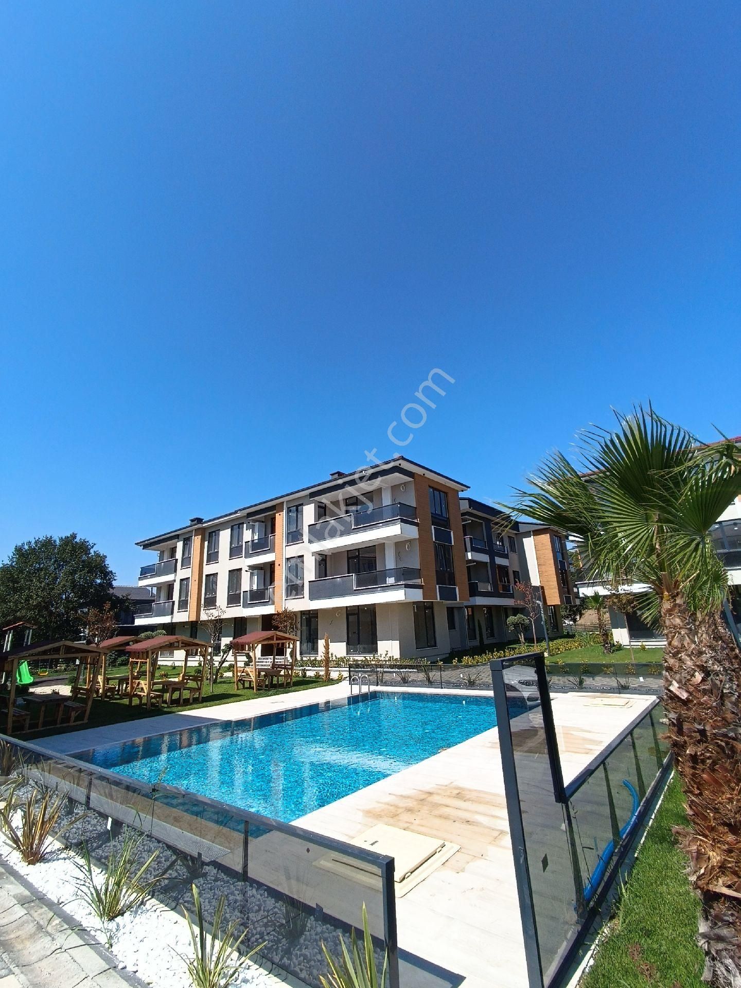 Kadıköy Lüks Havuzlu Site İçerisinde Satılık 2+1 Arakat Ebeveyn Banyolu Daire