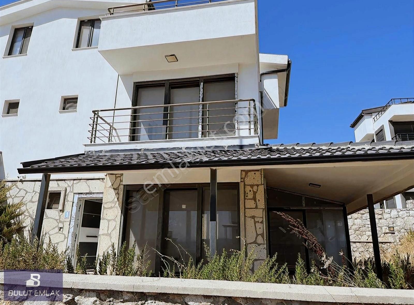 Bulut Emlak'tan Kamukentte İyi Konumlu Tripleks Yazlık Villa