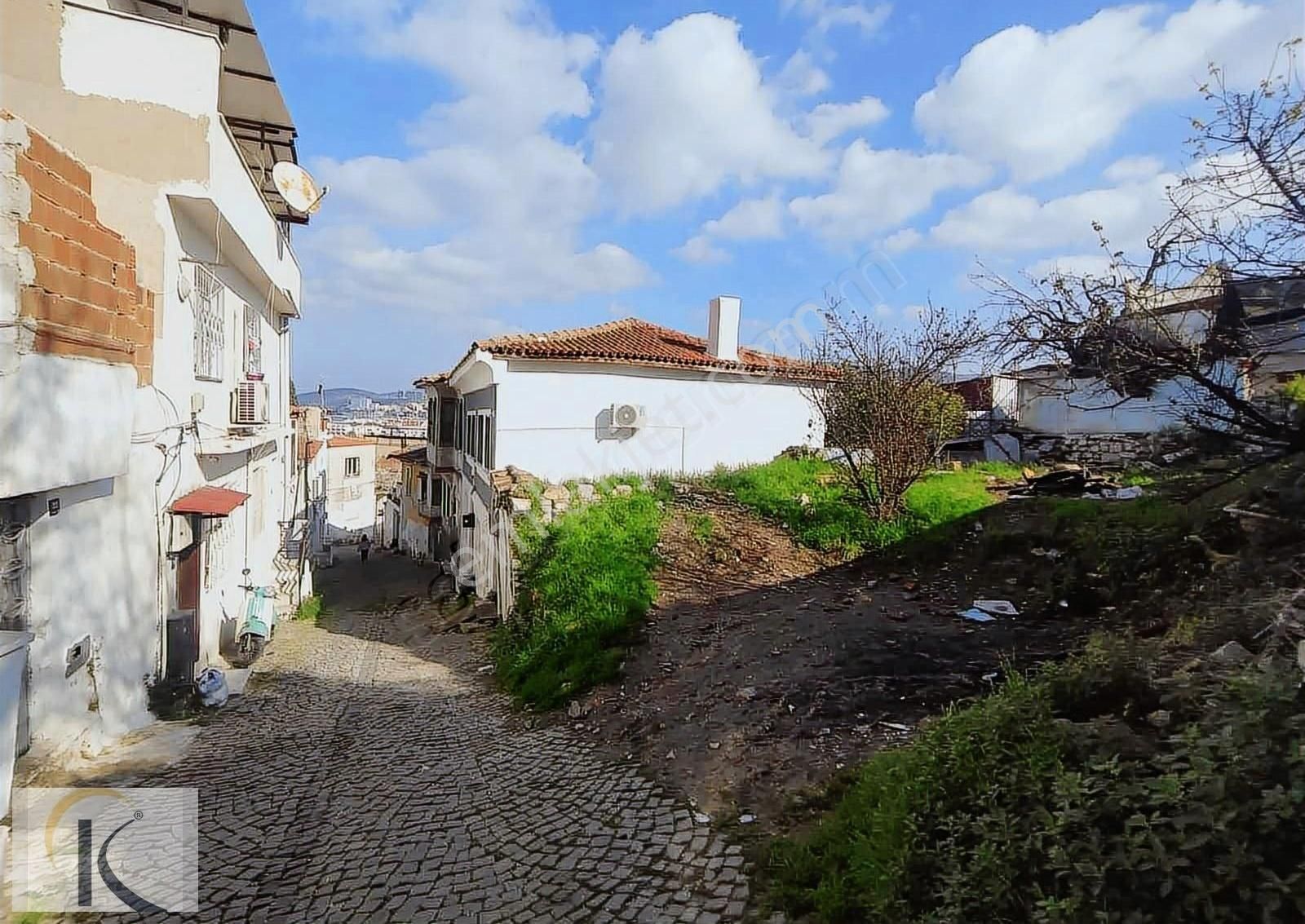Aydın Kuşadası Alacamescit Mh Satılık 82 Metre Arsa.