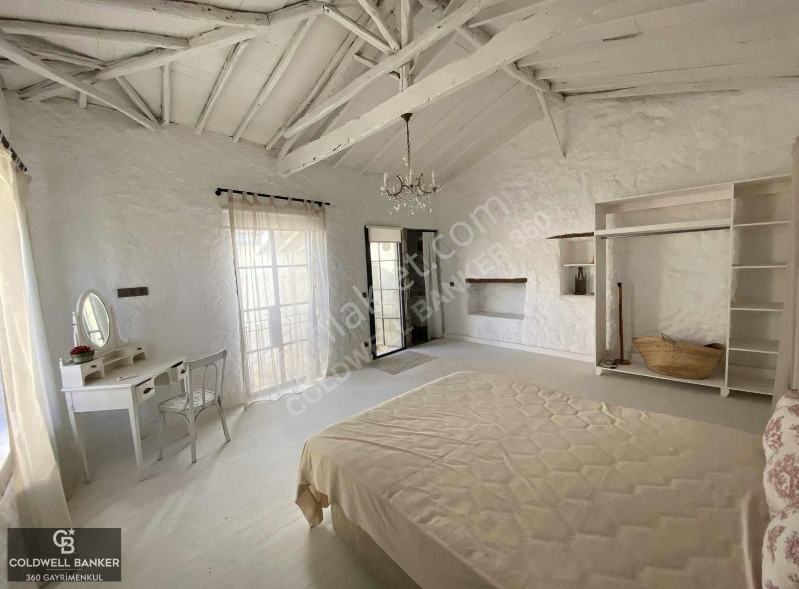 Çeşme Alaçatı Hacımemiş'te 1+1 Satılık 2 Katlı Eski Rum Evi - Görsel 8