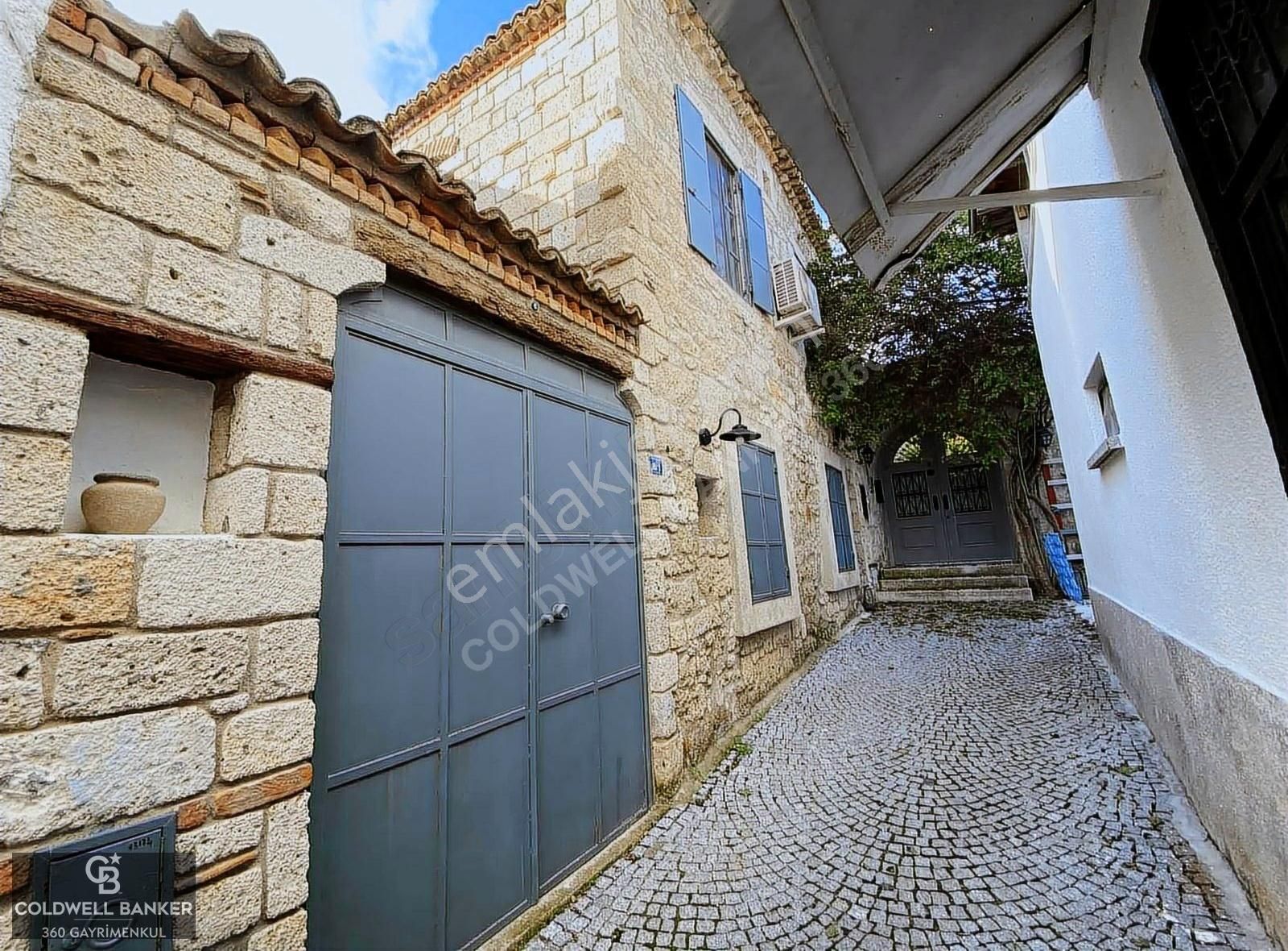 Çeşme Alaçatı Hacımemiş'te 1+1 Satılık 2 Katlı Eski Rum Evi - Görsel 13