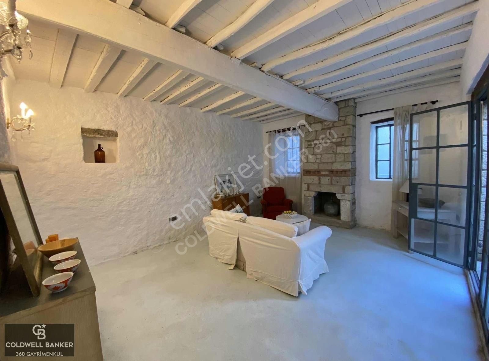 Çeşme Alaçatı Hacımemiş'te 1+1 Satılık 2 Katlı Eski Rum Evi - Görsel 6