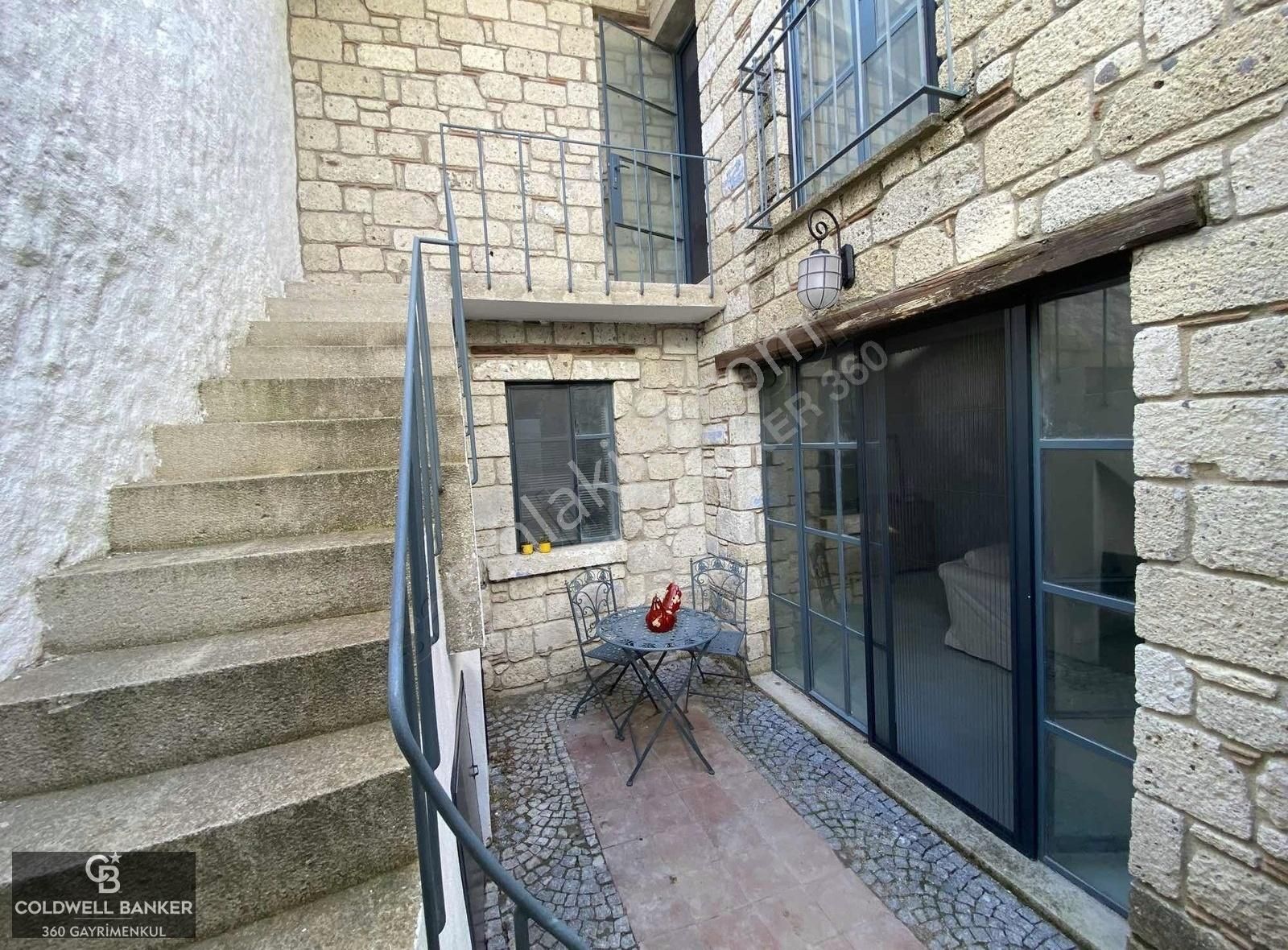 Çeşme Alaçatı Hacımemiş'te 1+1 Satılık 2 Katlı Eski Rum Evi - Görsel 9