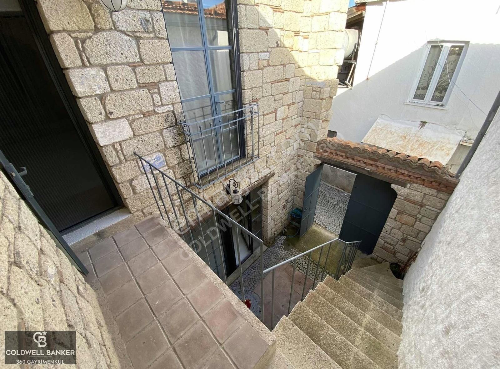 Çeşme Alaçatı Hacımemiş'te 1+1 Satılık 2 Katlı Eski Rum Evi - Görsel 11