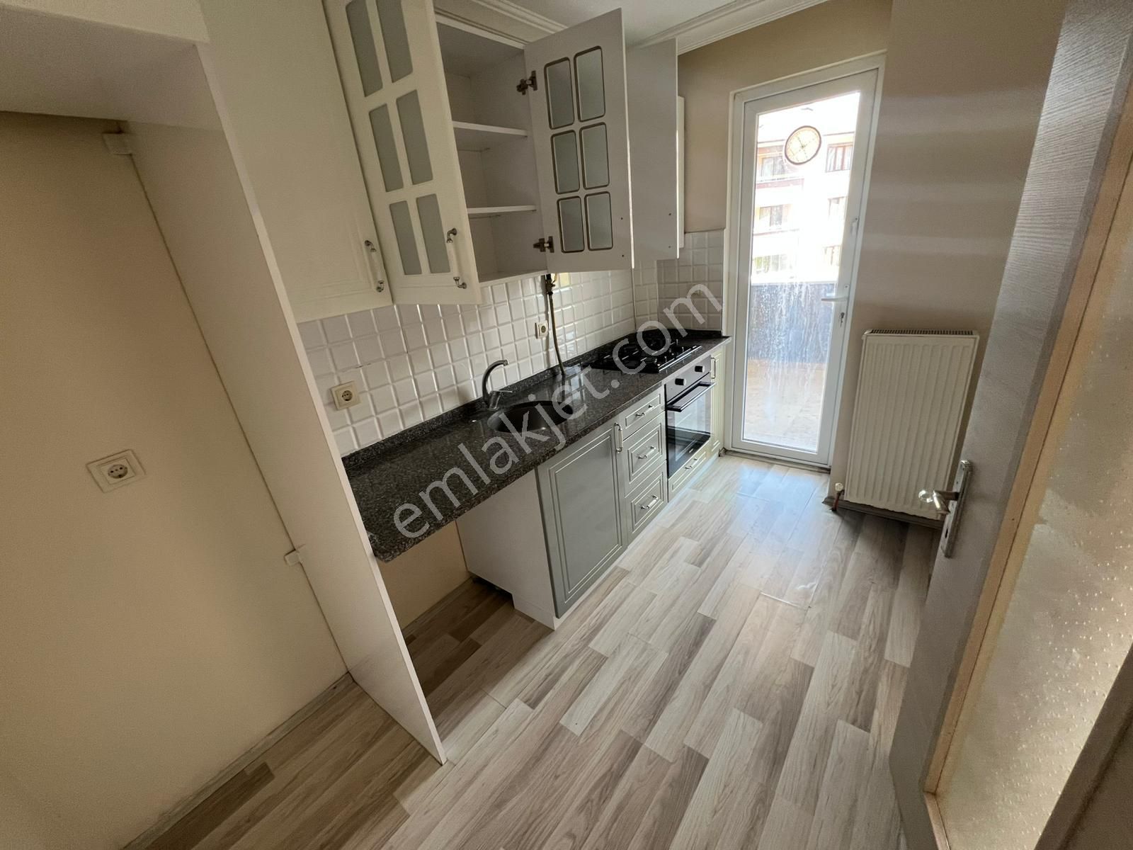 Bilgin Emlaktan Merkezi Konumda Çift Balkonlu Garajlı 2+1 Kiralık Daire