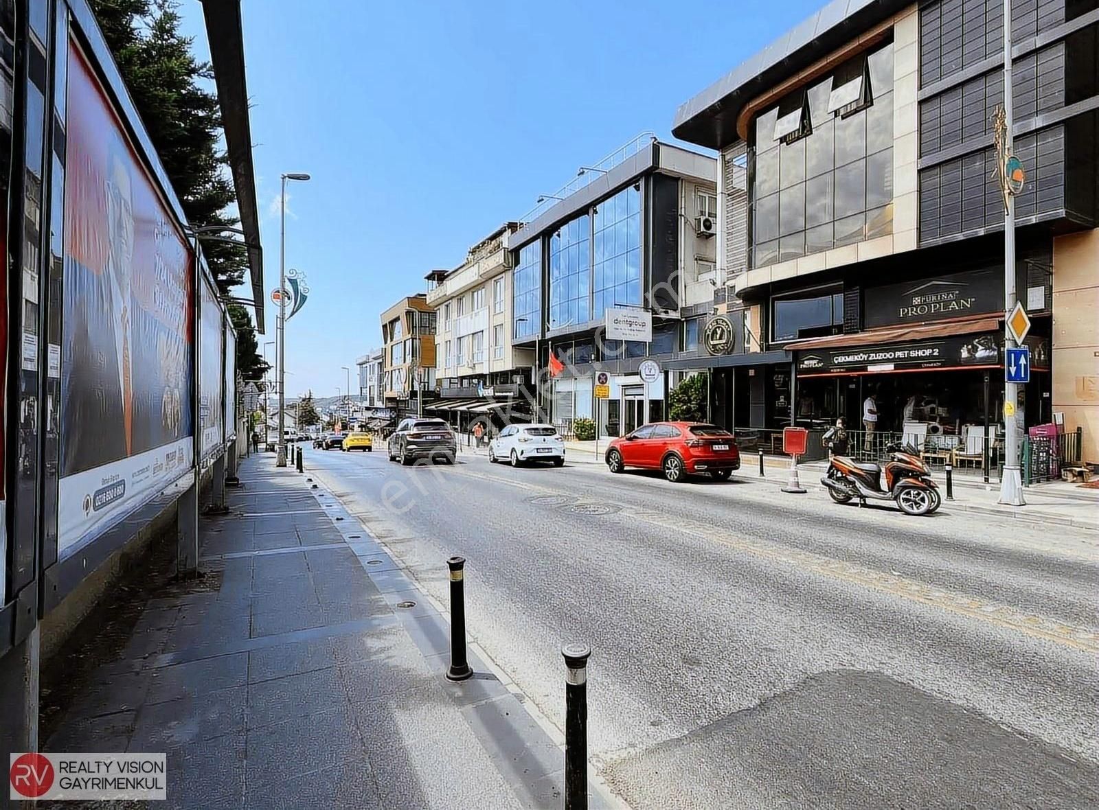 Çekmeköy Mimar Sinan Caddesinde Ulaşımı Kolay Plaza Katı 1+1