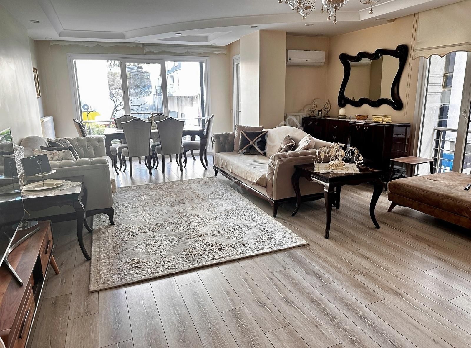 Cumhuriyet Mahallesi Otoparklı 185 M2 4+1 Satılık Bakımlı Daire