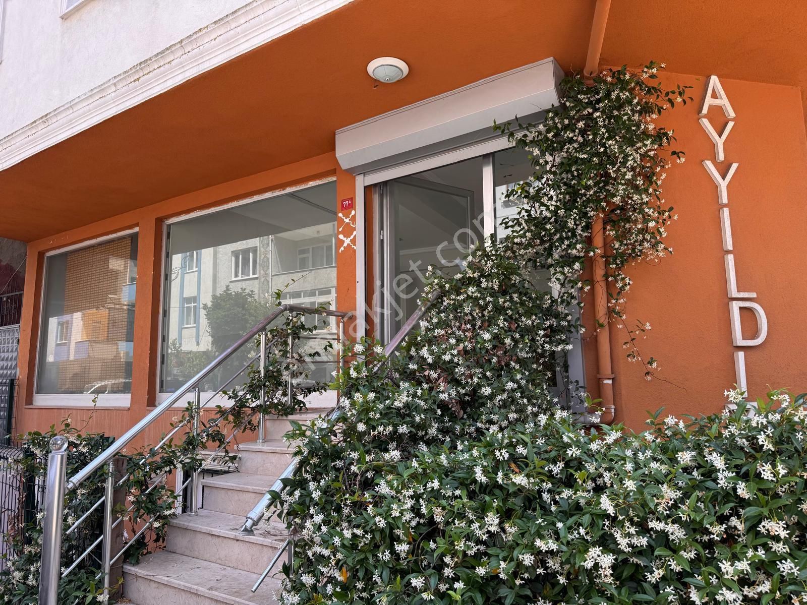 Hamidiye Mahallesi Başöğretmen Caddesinde Köşe Başı Kiralık Dükkan