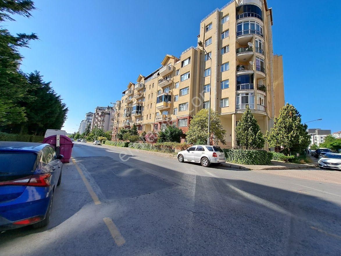 Polat Emlak'dan...çift Balkonlu -2+1 Satılık Boş Daire..
