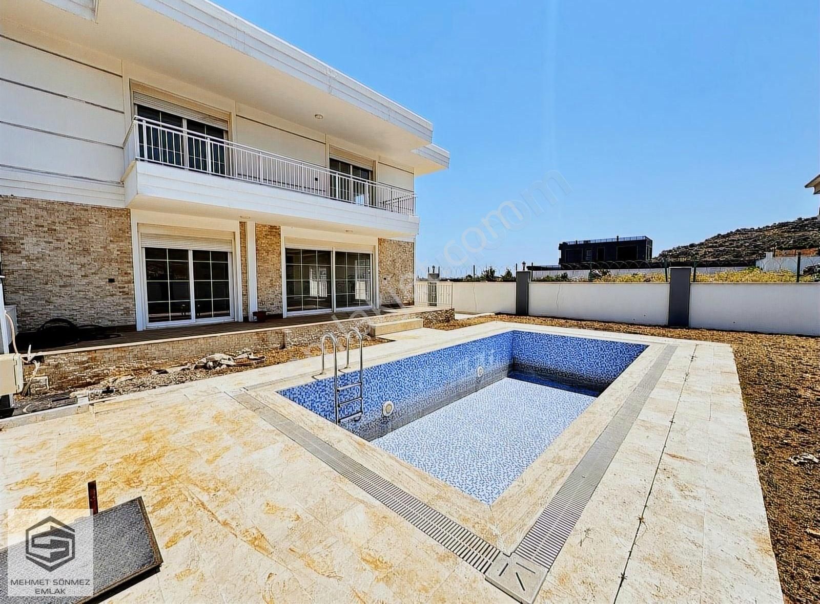 Antalya Aksu Kemerağzı'nda 400m2 Arsa İçerinde Havuzlu 5+1 Villa